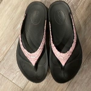 OOFOS OOLala Limited Women’s size 8 sandals light pink paisley